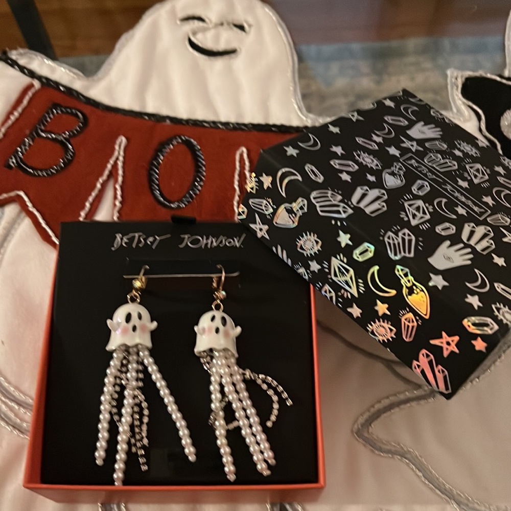 Betsey Johnson Ghost Pearl Rhinestone Earrings NEW in Hallloween theme gift box - Picture 8 of 10